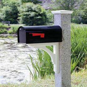 Zwarte U.S. Mailbox van gegalvaniseerd staal.
Breedte: 170 mm. = 17,0 cm.
Hoogte: 220 mm. = 22,0 
Diepte: 480 mm. = 48,0 cm.